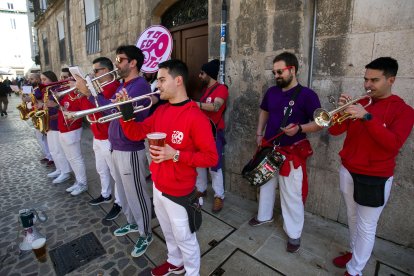 Además del ambiente de los que se disfrazan, las charangas aportan su dosis de fiesta allá donde van. TOMÁS ALONSO