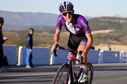 Pelayo Sánchez durante una ascensión en la cuarta etapa. BURGOS BH