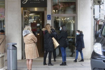 Gente haciendo cola a la puerta de un establecimiento. RAÚL OCHOA