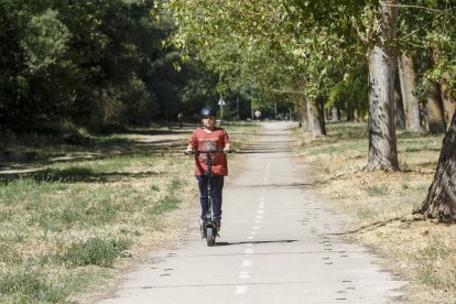 Una persona utiliza un VMP por el carril bici. SANTI OTERO