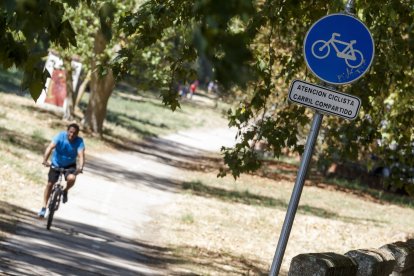 Un ciclista por el actual tramo de carril bici que comunica con la barriada San Juan Bautista, cuyas obras podrían iniciarse en noviembre. SANTI OTERO