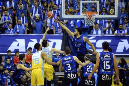 Van Zegeren cuajó uno de sus mejores partidos con la elástica burgalesa. TOMÁS ALONSO