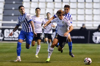 Artola corre tras un balón durante el partido de ayer disputado en El Plantío. TOMÁS ALONSO