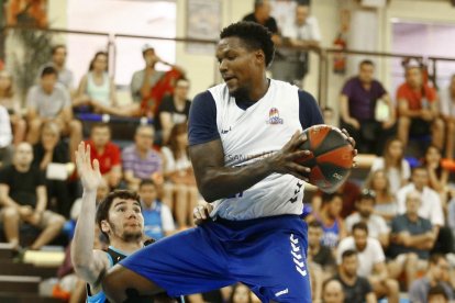 Thompson gana el rebote al jugador del Estudiantes Brizuela en el Circuito Movistar.-ACB PHOTO / E. COBOS