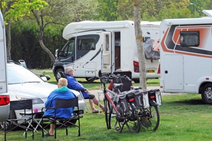 Unos campistas ayer en el camping de Fuentes Blancas, situado al lado de una playa artificial y muy cercano a la ciudad  burgalesa.-I. L.M.