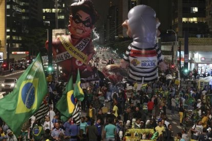 Manifestantes protestan con muñecos gigantes que representan a Dilma Rousseff y al expresidente Lula, en Sao Paulo, el 11 de mayo.-EFE / SEBASTIAO MOREIRA