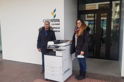 La presidenta de FADEMUR, Julia Quintana y el secretario general de UPA en Burgos, Gabriel Delgado, fueron los encargados de recoger esta donación. ECB