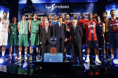 Sebas Saiz, en el centro, participó ayer en la presentación de la liga ACB 17-18.-ACB