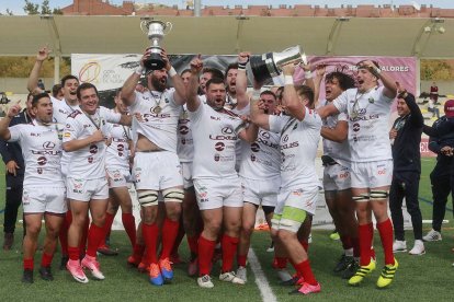 Los jugadores del Alcobendas celebran el título logrado en San Amaro. RAÚL OCHOA