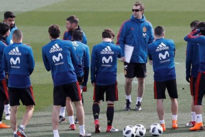 Julen Lopetegui, junto a sus jugadores en un entrenamiento de la selección española.-/ EFE / JUAN CARLOS HIDALGO