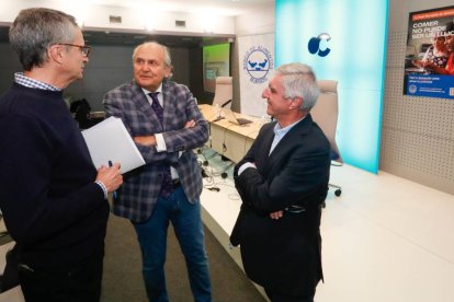 Emilio de Domingo, Julián Martínez Pantoja y José Ángel Toribio durante la presentación de la Gran Recogida del Banco de Alimentos. TOMÁS ALONSO