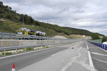 Imagen del tramo cortado de la circunvalación, cerca de Villalonquéjar.-ISRAEL L. MURILLO