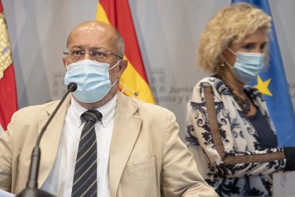 El vicepresidente de la Junta, Francisco Igea, y la consejera de Sanidad, Verónica Casado. ICAL