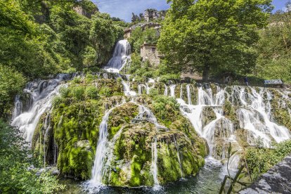 La cascada atrae anualmente mucho turismo «y aunque hay gente este puente está siendo muy tranquilo», afirma el edil. I. L. M.