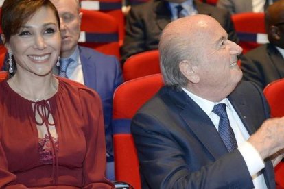 Joseph Blatter, con su novia Linda Gabrielian, en la apertura del Congreso de la FIFA en Zúrich.-Foto:   EFE / WALTER BIERI