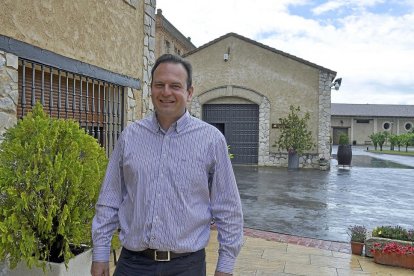 Galo López Cristóbal, responsable de la bodega.En las fotos pequeñas, instalaciones de la elaboradora, una de las salas de crianza y Santiago López, el fundador.-I. M.