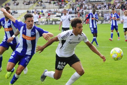 Donovan Wilson pugna por un balón en el choque ante el Alavés B-I. L. Murillo