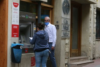 Una vecina utiliza el cajero de una entidad alavesa en la calle Mayor de Condado. RAÚL OCHOA