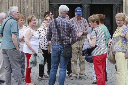 Turistas senior en Burgos. ECB