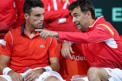 Bruguera conversa con Bautista, durante su partido de Copa Davis en Lille.-YOAN VALAT (EFE)