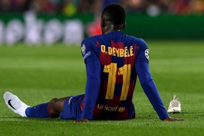 Dembelé lesionado en el cesped del Camp Nou en el partido de la UEFA contra el Borussia Dortmund.-AFP / JOSEP LAGO