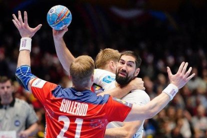 Karabatic y Gullerud, en plena disputa en el Francia-Noruega.-