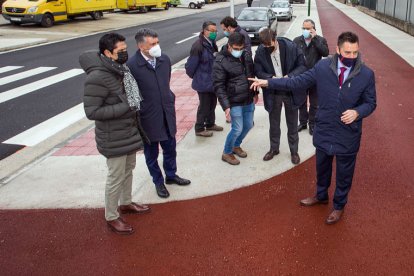 El alcalde de Burgos, Daniel de la Rosa (derecha), ha asistido a comprobar el resultado de las obras en Padre Arregui. TOMÁS ALONSO