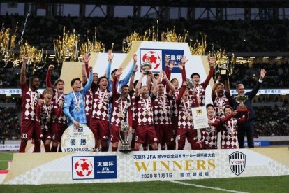 Iniesta levanta la Copa del Emperador en Japón tras la victoria del Vissel Kobe sobre el Kashima.-