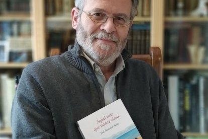 El escritor burgalés José Antonio Abella con su última obra, 'Aquel mar que nunca vimos' (Ediciones Valnera). MARÍA JESÚS MARTÍN