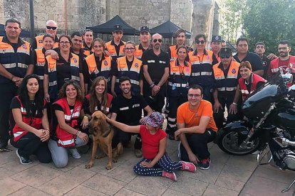 Voluntarios de Protección Civil y de la Unidad Canina de Rescate y Salvamento UCAS de Arrate en una foto de familia, ayer, en Cubo de Bureba.-UCAS