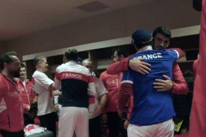 El abrazo del capitán francés, Yannick Noah, a los tenistas croatas.-