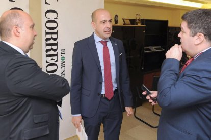 Los dos directivos de Nedgia conversan con el diector de El Correo de Burgos.-ISRAEL L. MURILLO