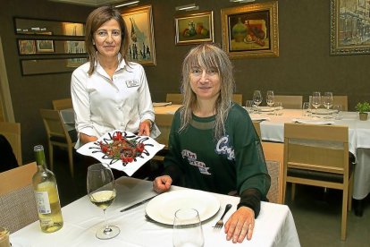 Ensalada. Marina se dispone a disfrutar de su ensalada favorita, la de perdiz, acompañada por un vino blanco.-BRÁGIMO