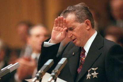 El dictador Nicolae Ceausescu se dirige a los miembros de su partido, durante un congreso el 20 de noviembre de 1989.-GERARD FOUET (AFP)