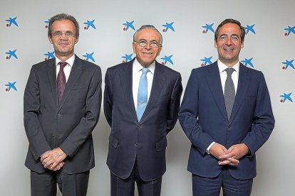 Jordi Gual, nuevo presidente de CaixaBank, junto a Isidro Fainé, presidente de la Fundación Bancaria, y el consejero delegado de la entidad bancaria, Gonzalo Gortázar.-EL MUNDO