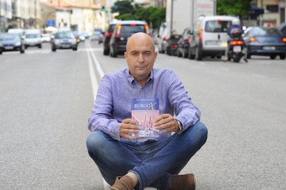 Jesús Toledano se juega el tipo en medio de la calle Vitoria, a la altura del «gran Gamonal» que describe con detalle en su última novela.-ISRAEL L. MURILLO