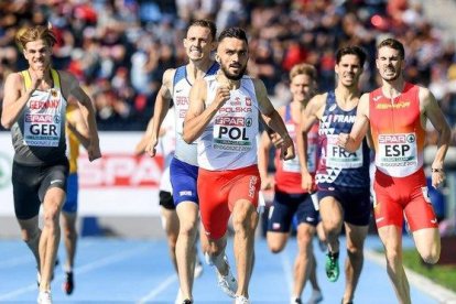 Álvaro de Arriba (derecha) en la recta final de los 800 metros.-EFE / PAWEL SKRABA