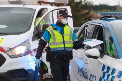 Un policía local realiza un control. ECB