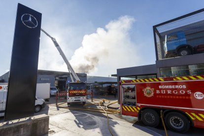 Incendio en el concesionario de Ureta Motor.SANTI OTERO