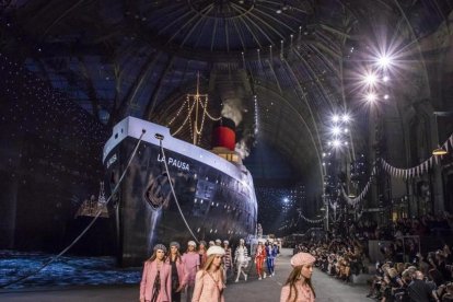 Desfile de la colección crucero de Chanel.-/ EFE / CHRISTOPHE PETIT TESSON