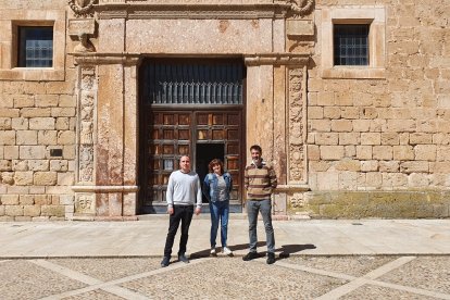 El alcalde de Peñaranda, Fernado Rioja, junto a los concejales, Paloma Plaza e Iván de la Vega