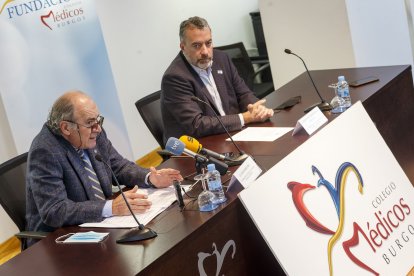 El vicepresidente de la Fundación Científica del COMBU, José Herrero, y el presidente del colegio, Joaquín Fernández de Valderrama. SANTI OTERO