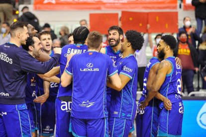 Los jugadores del San Pablo celebran su victoria en Murcia. ACB PHOTO / J. BERNAL