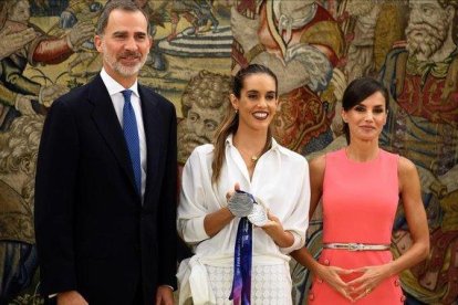 Ona Carbonell, entre los reyes Felipe y Letizia, en la audiencia de este martes en la Zarzuela.-EFE