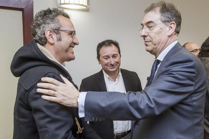 Un empresario felicita a Benavente tras revalidar su cargo de presidente de FAE.-SANTI OTERO