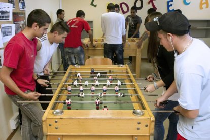 Unos chicos juegan al futbolín en el Espacio Joven. ECB