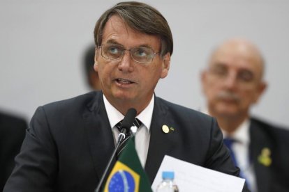 El presidente de Brasil, Jair Bolsonaro, habla durante la Cumbre Mercosur este jueves, en el Vale dos Viñedos en Bento Gonçalves al sur de Brasil.-EFE / MARCELO SAYAO