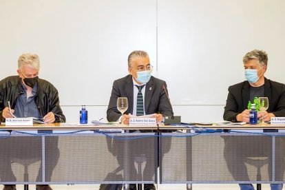 Juan Luis Arsuaga, Roberto Saiz y Alejandro Sarmiento, durante la presentación de la temporada estival de actividades del MEH. SANTI OTERO