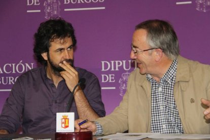 Galaz  (izq) y Carretón (dch), durante la presentación del taller que hasta el 22 de junio se paseará por la provincia.-ECB