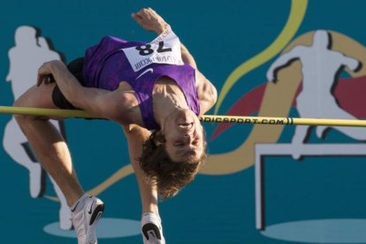 El saltador de altura Ivan Ujov, uno de los afectados, el pasado jueves en un campeonato en Moscú.-AP / ALEXANDER ZEMLIANICHENKO